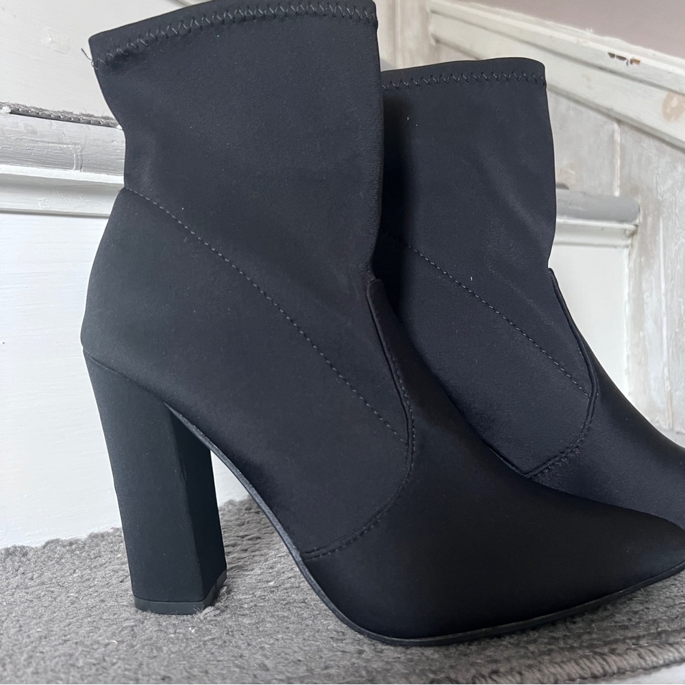 Chunky heel black bootie